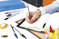 Stylo bille BIC Cristal Medium bleu boîte transparente-1